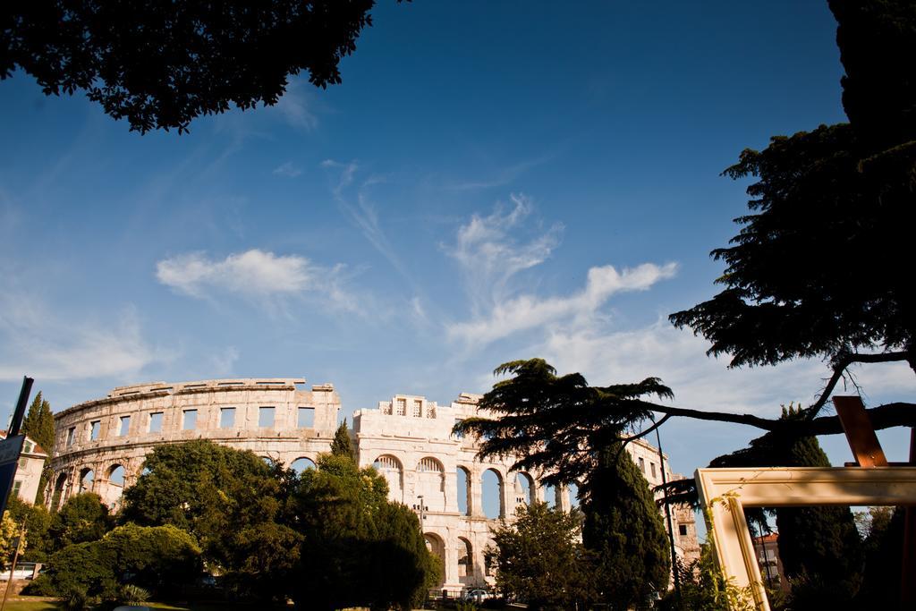 HI Hostel Pula Exterior foto